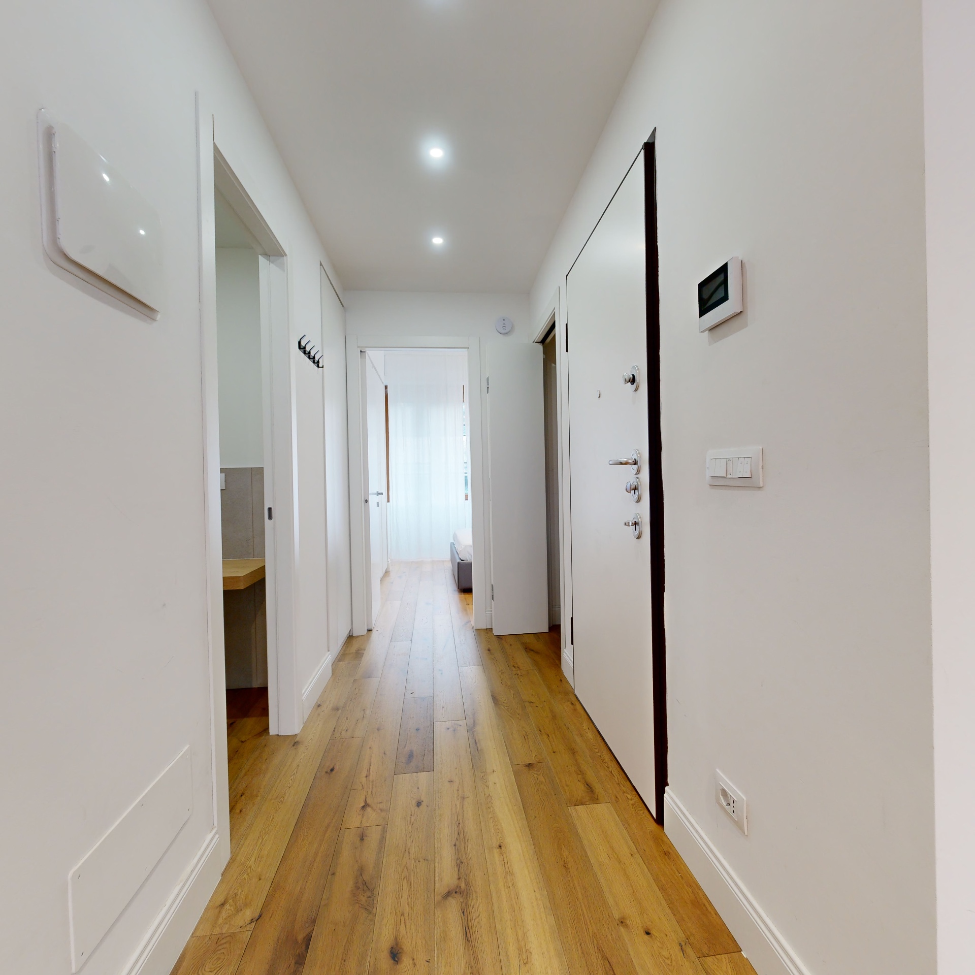 Ingresso e corridoio con parquet verso il soggiorno, Casa Ricciarelli Milano